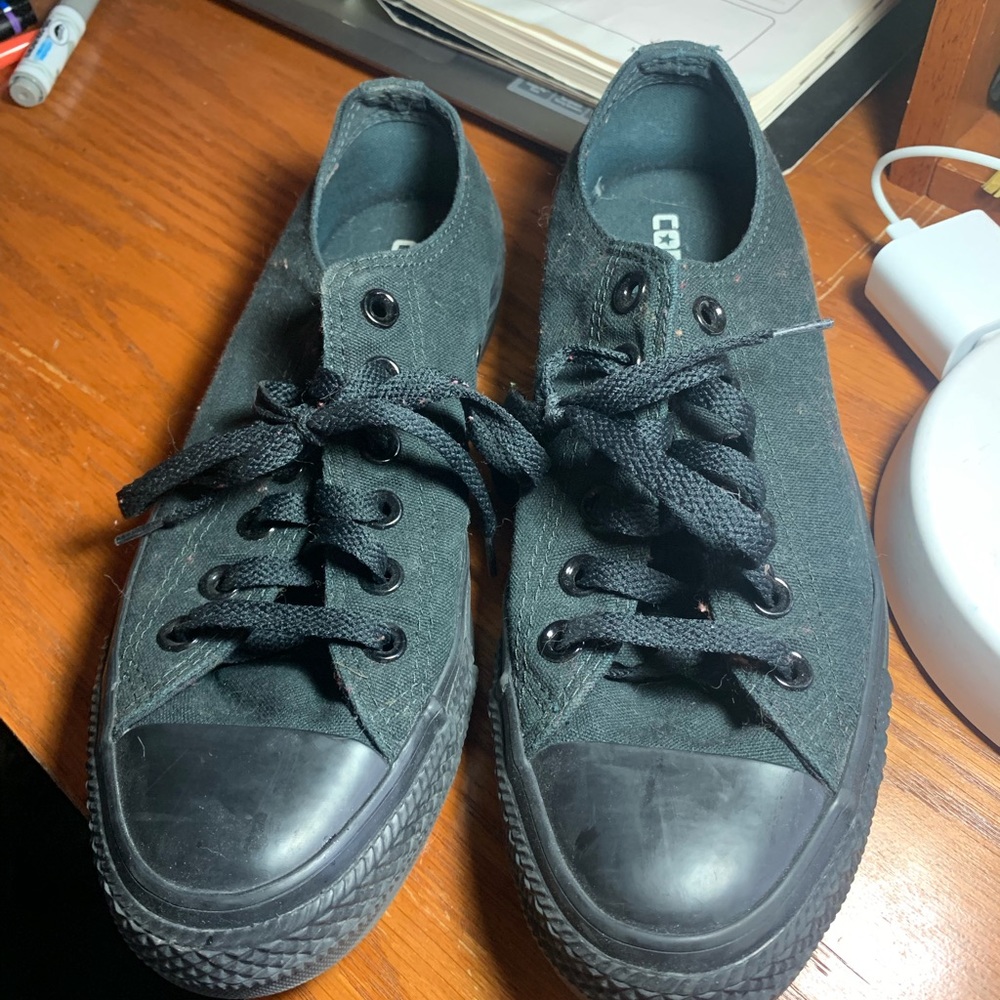 Women’s converse low top . Worn twice
